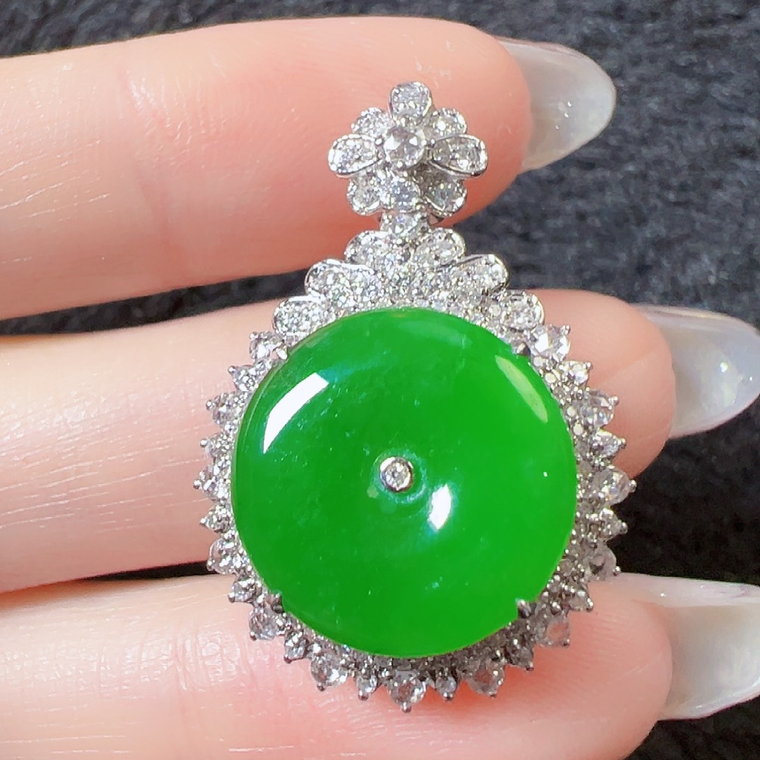 颈饰18K金镶嵌翡翠签收后24小时鉴赏期，过时不退