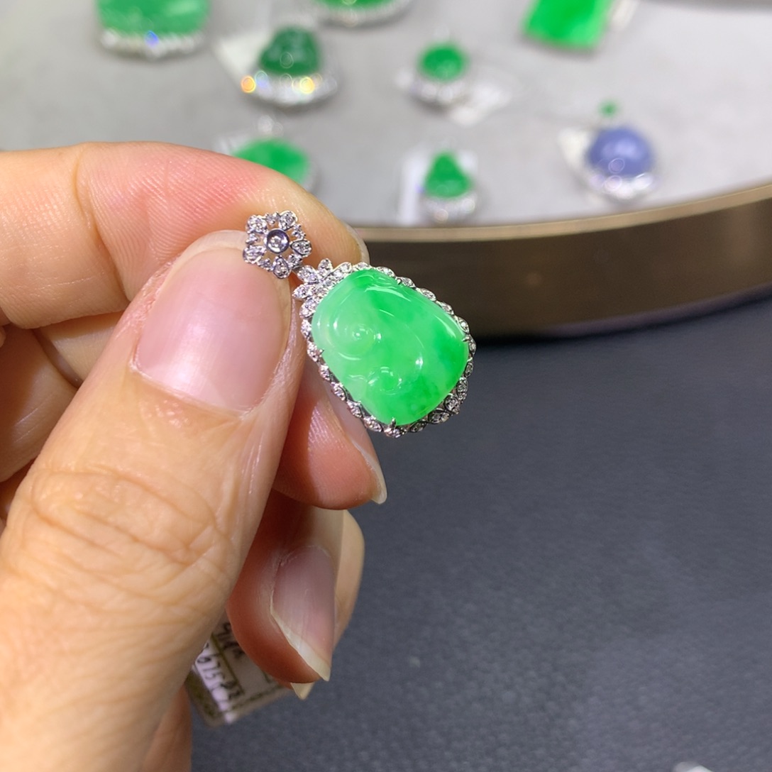 翡翠颈饰18K金镶嵌翡翠