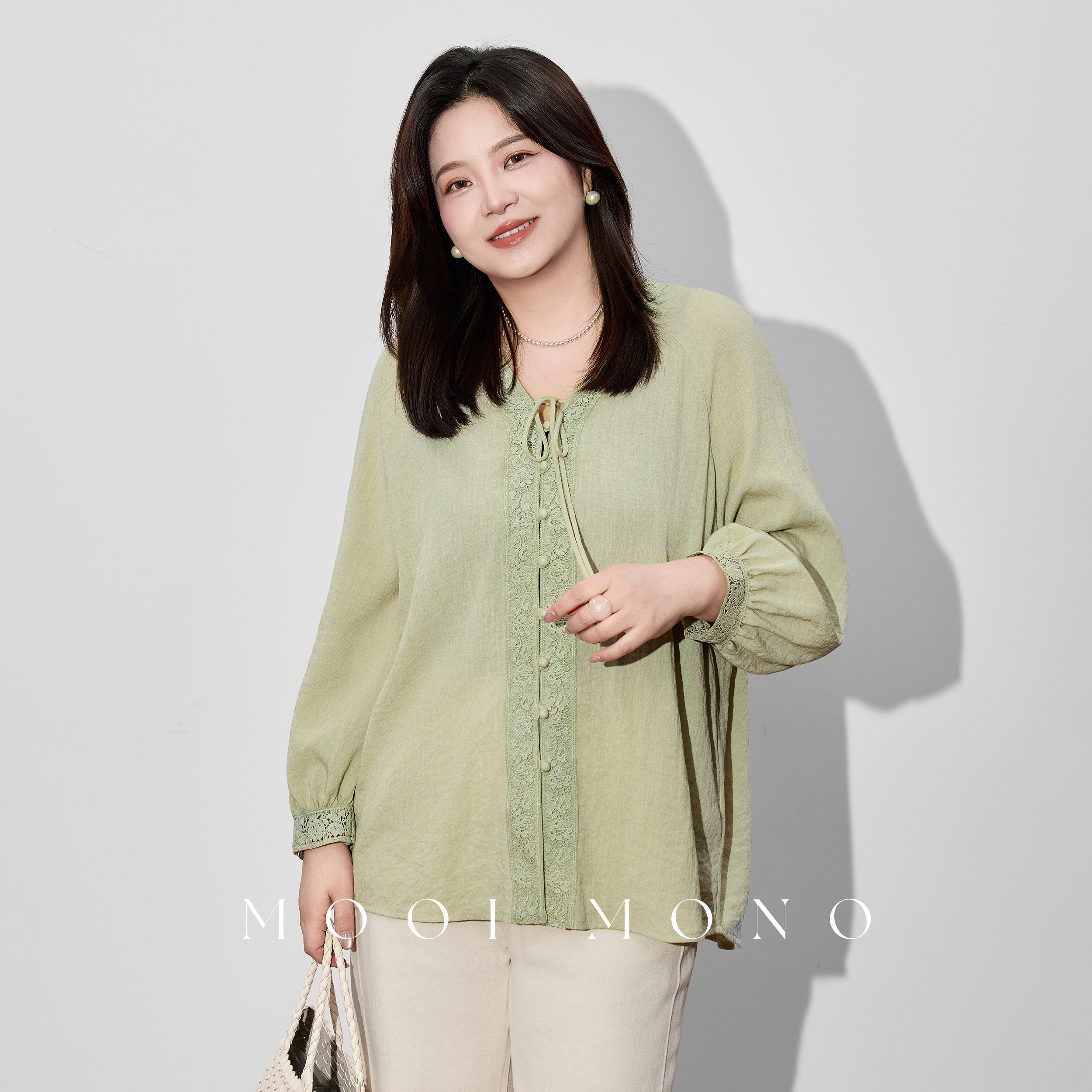MOOI MONO“青青子衿”显瘦亚麻气质慵懒V领蕾丝镂空上衣 E262Z61