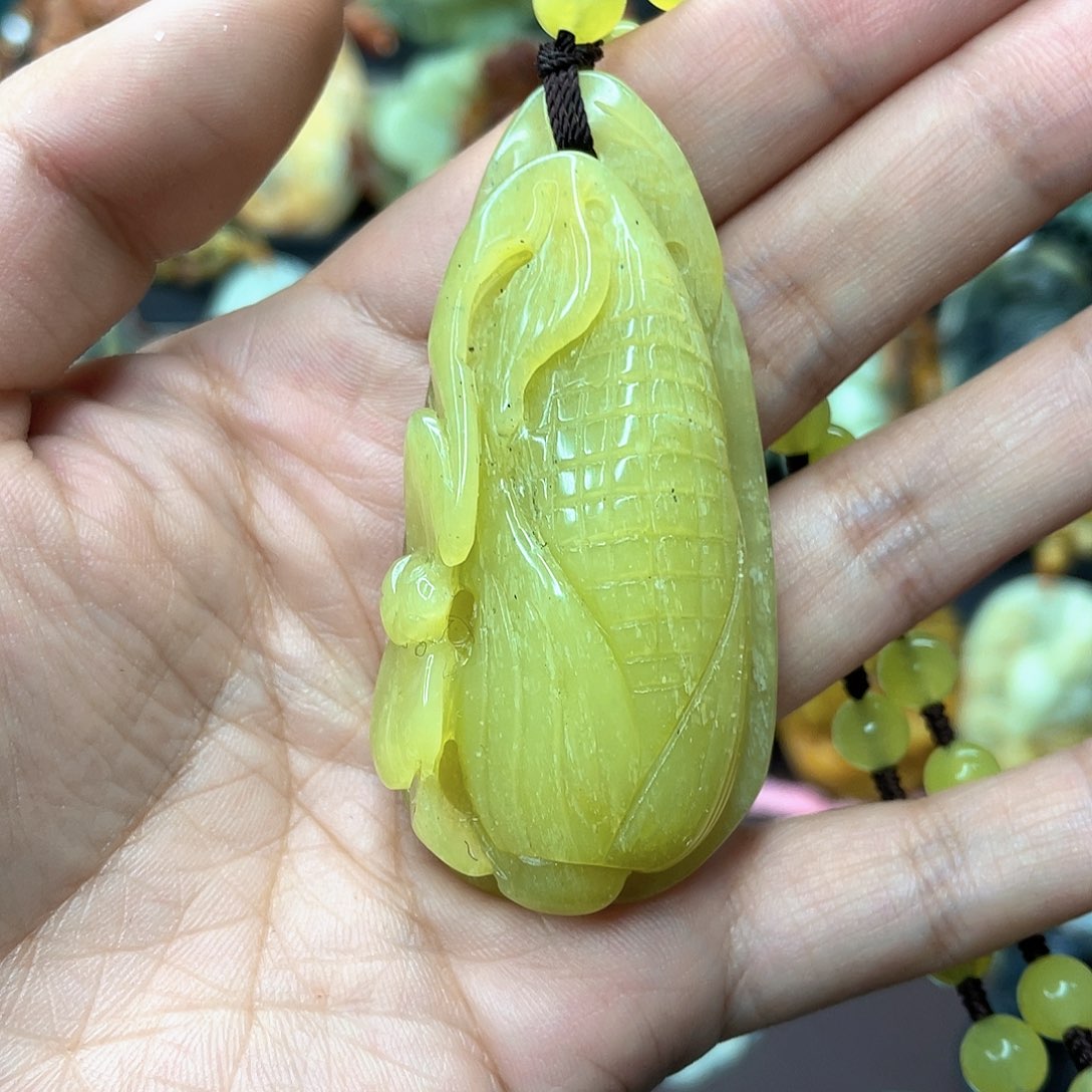 蛇纹石玉颈饰未镶嵌