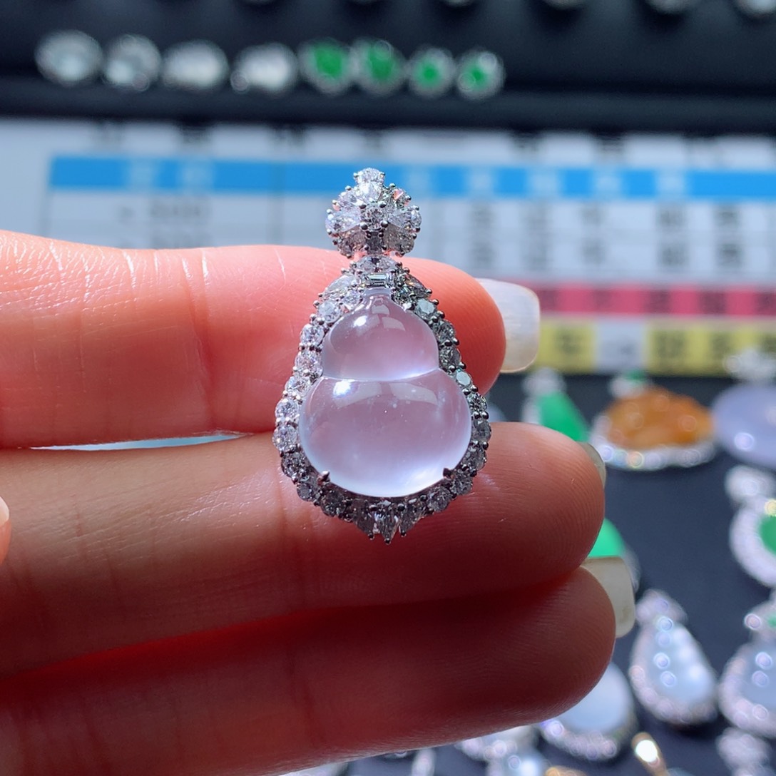 颈饰18K金镶嵌翡翠伴钻