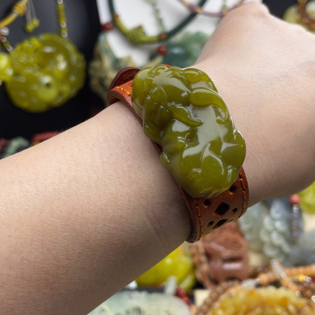 未镶嵌蛇纹石玉颈饰