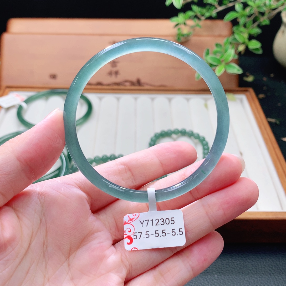 翡翠未镶嵌手镯（圆镯）
