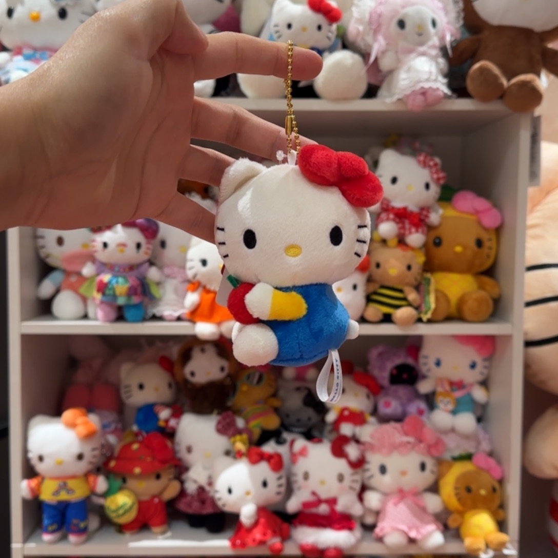 毛绒侧坐抱苹果kt挂件