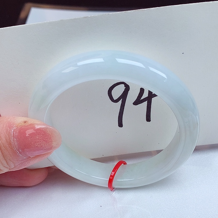 翡翠手镯未镶嵌翡翠