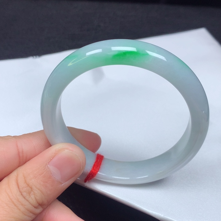 翡翠手镯未镶嵌。