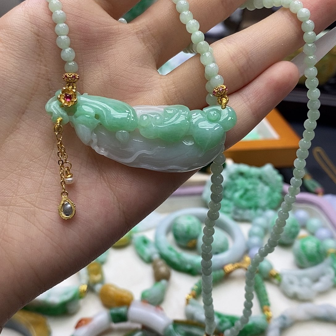 颈饰未镶嵌翡翠天然