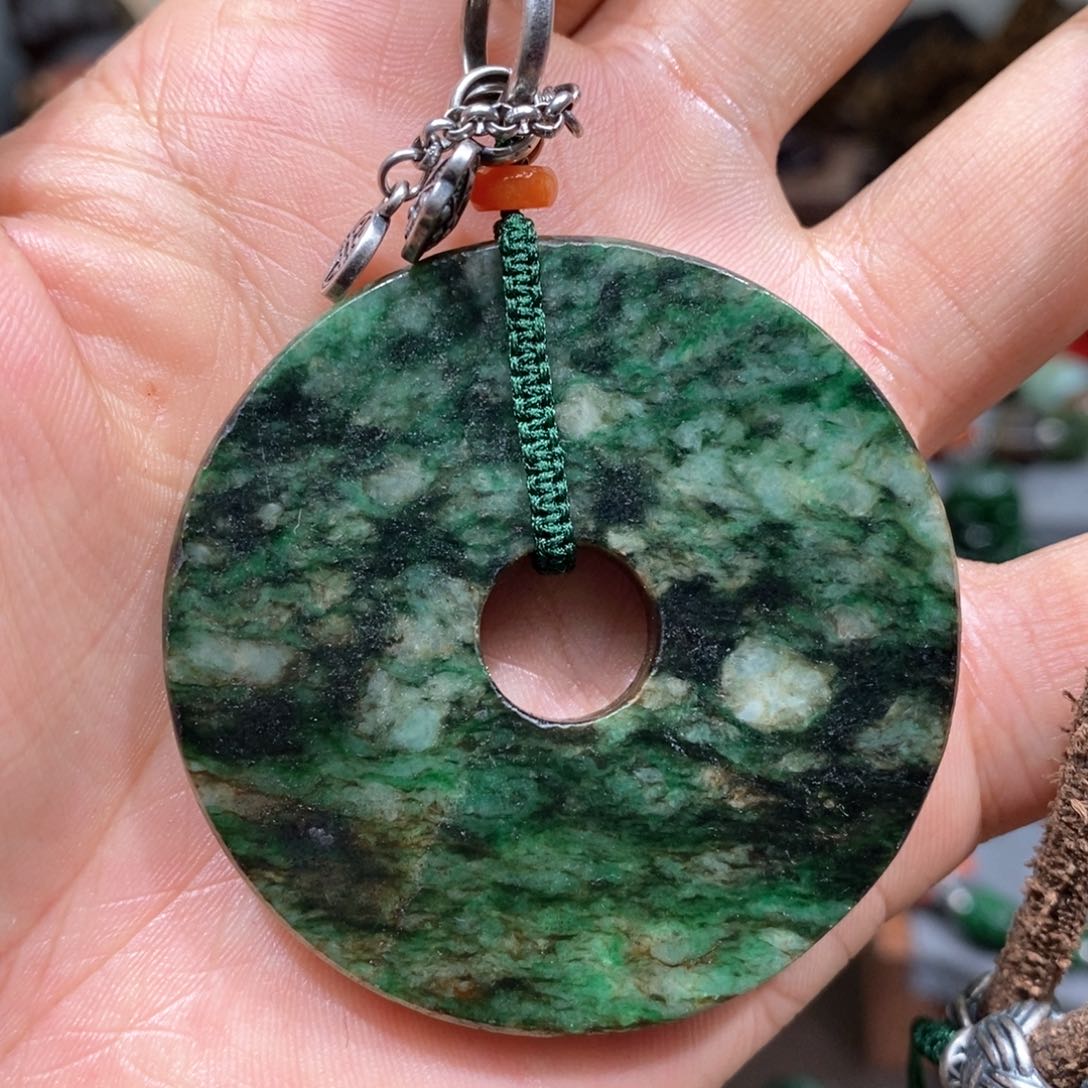 翡翠颈饰未镶嵌漂亮美眉