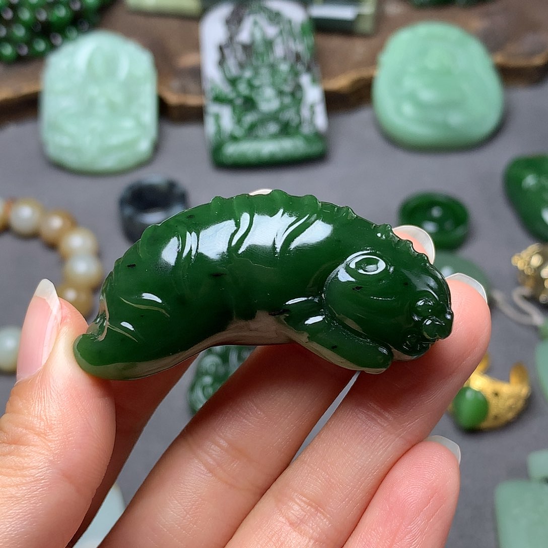 和田玉颈饰未镶嵌飞**仔