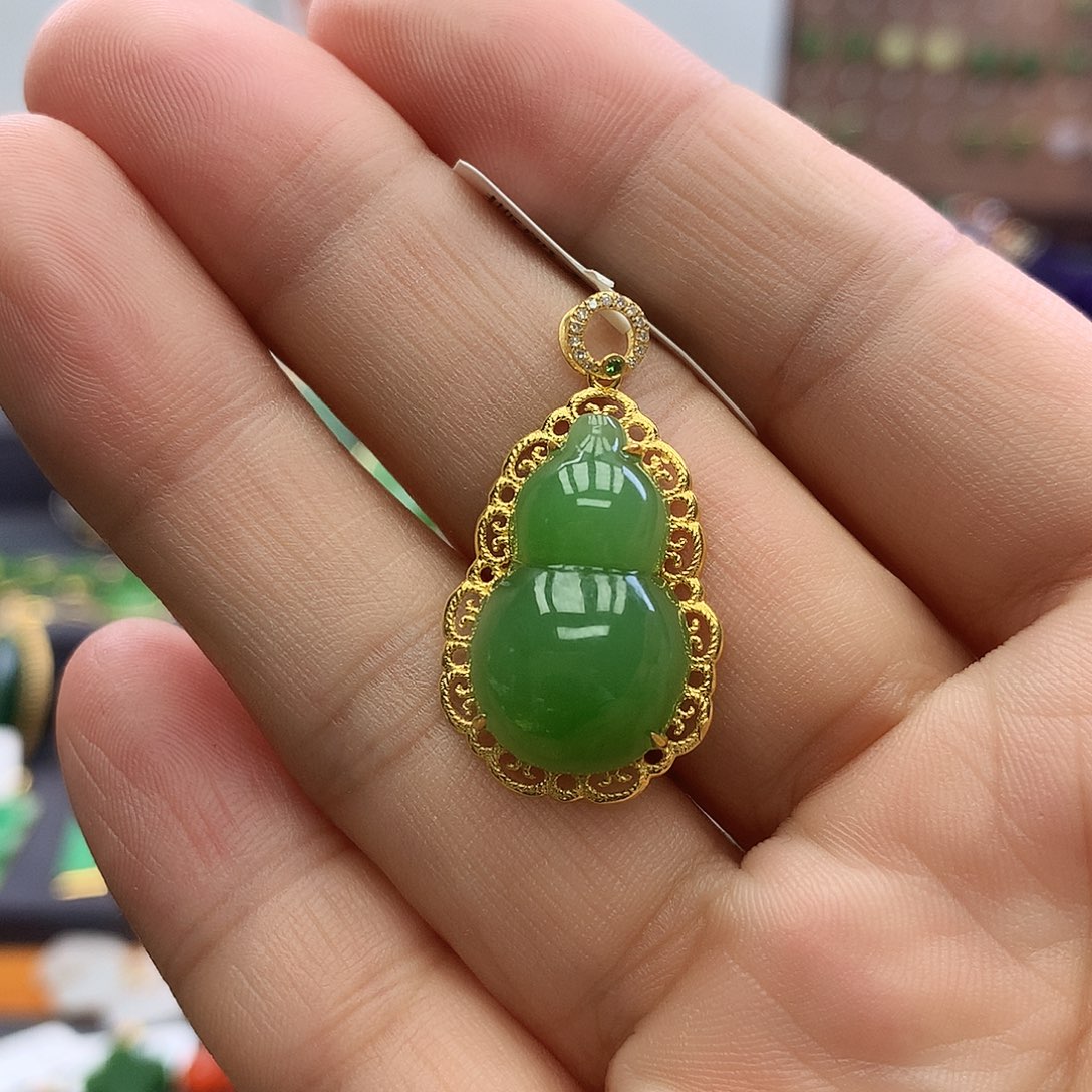 颈饰18K金镶嵌和田玉