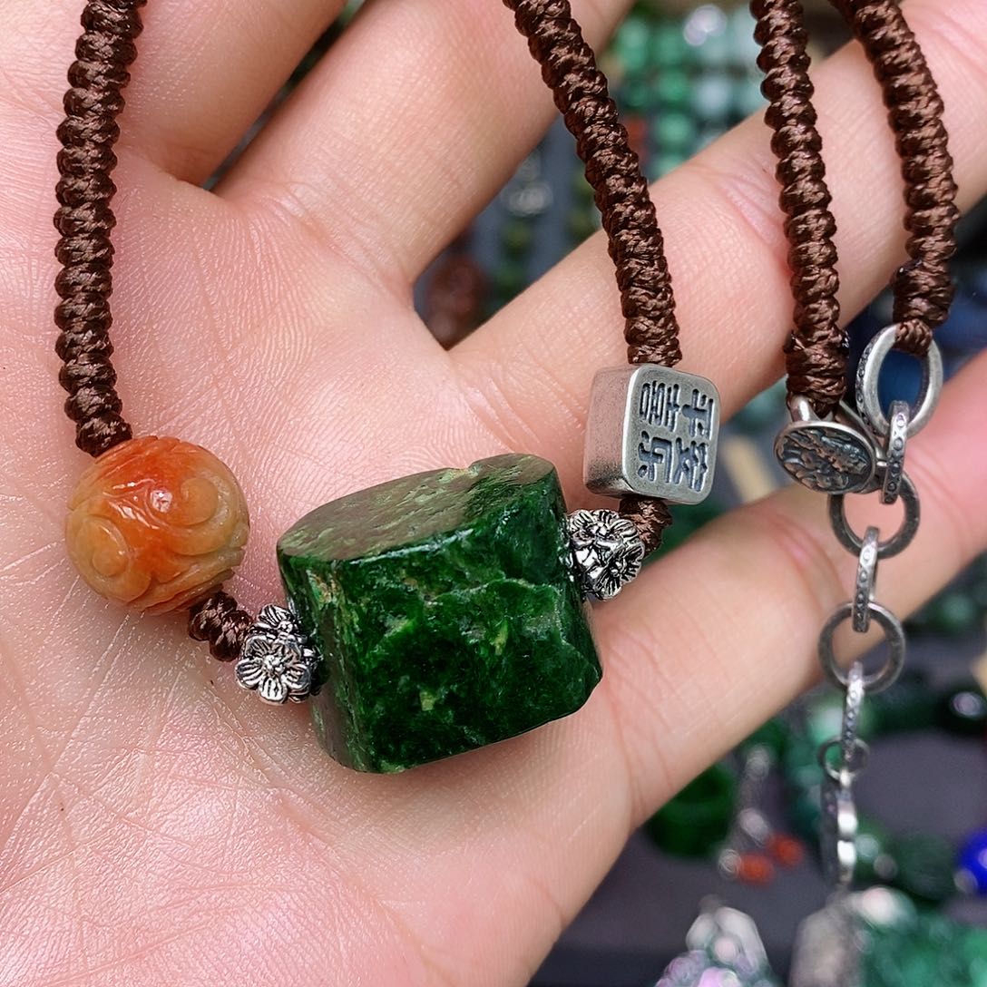 翡翠颈饰未镶嵌漂亮美眉