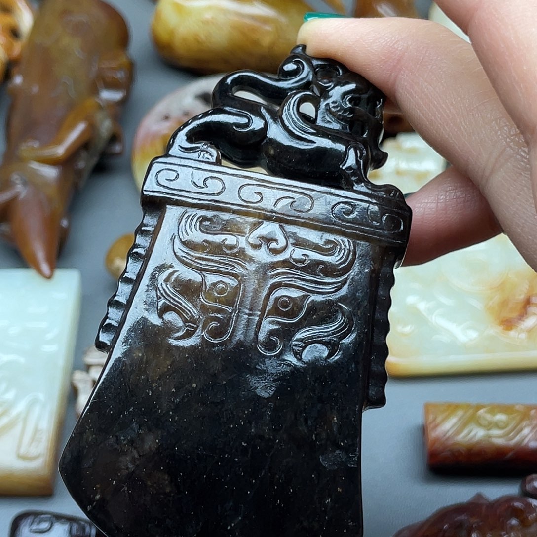 黑***魂和田玉未镶嵌颈饰