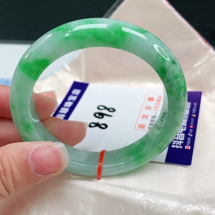 翡翠手镯未镶嵌翡翠