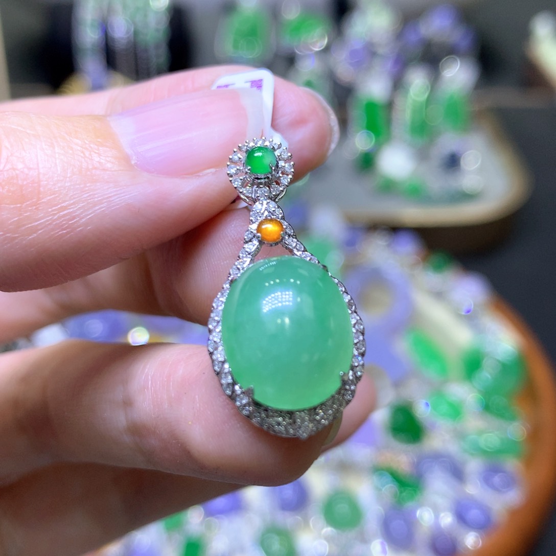 【闪购商品】翡翠颈饰18K金镶嵌翡翠吊坠项链