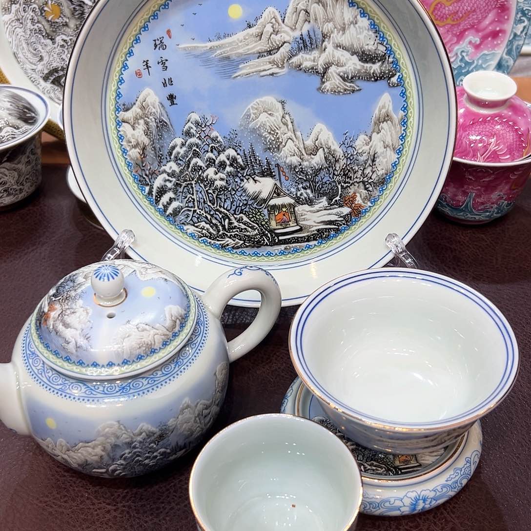 摆件景德镇市和上海浦东国际机场的建设也取得