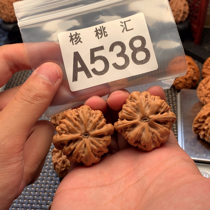 文玩核桃吊坠九龙