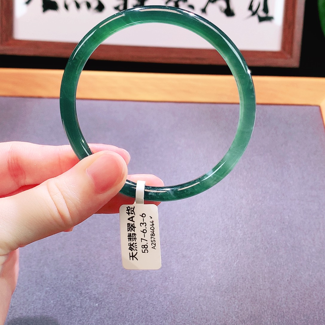 翡翠手镯未镶嵌天然翡翠