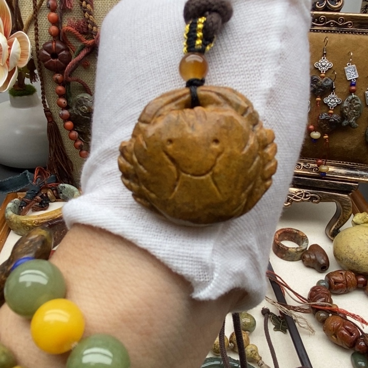 未镶嵌岫岩河磨玉（透闪石质玉）挂件