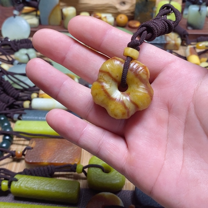 蛇纹石玉挂件未镶嵌