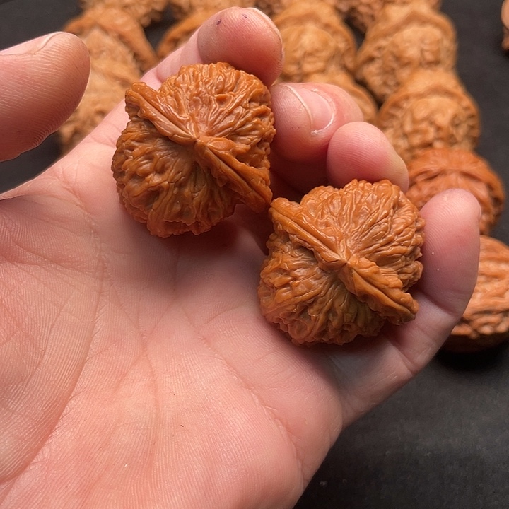 文玩核桃吊坠全品红皮白狮子