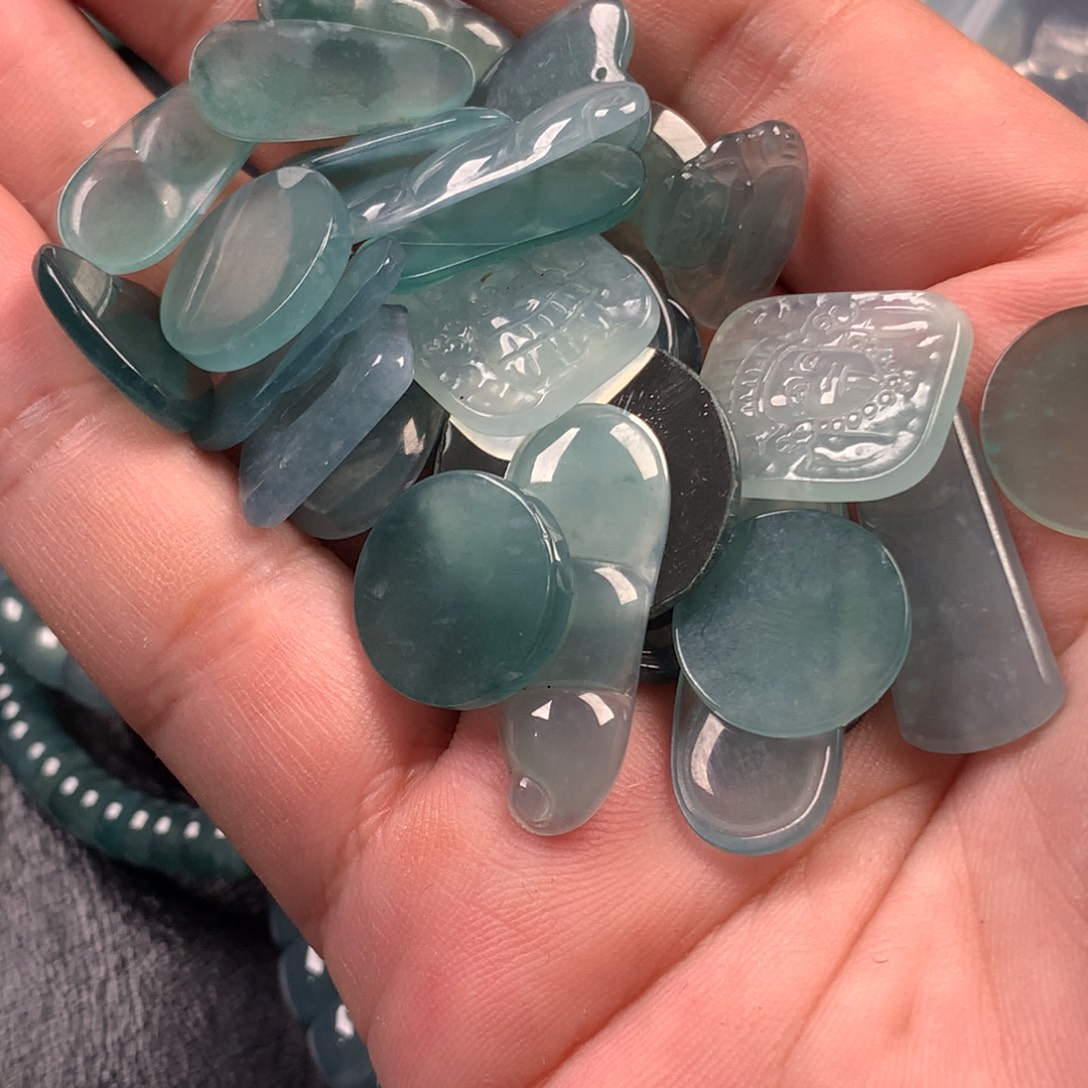 翡翠未镶嵌颈饰一手20多件