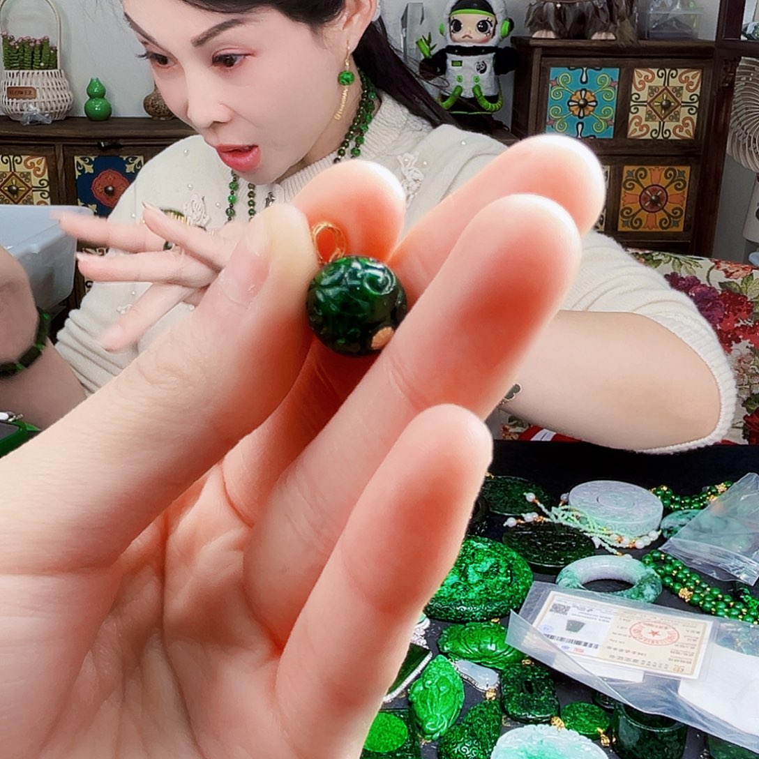 颈饰18K金镶嵌翡翠多样性