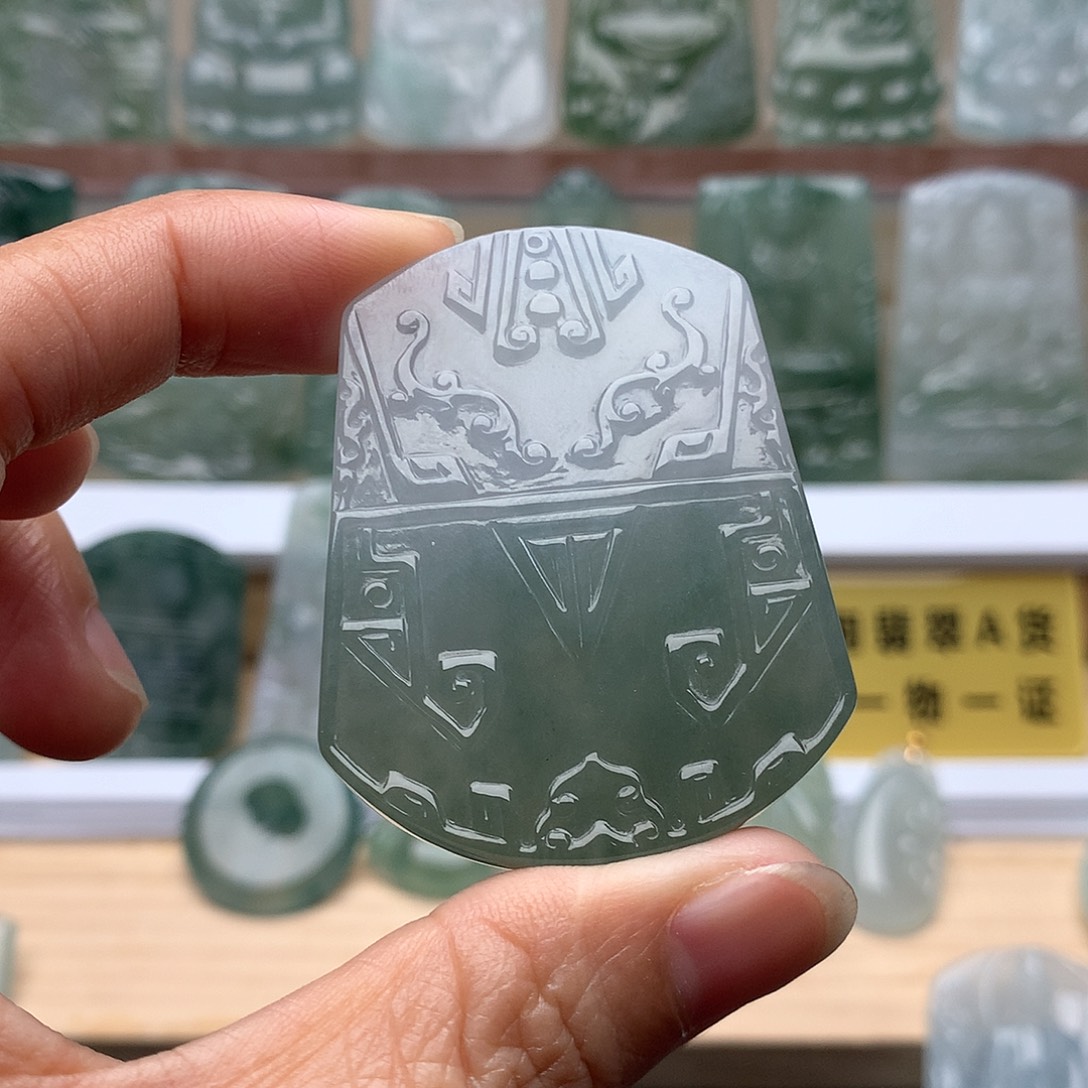 翡翠未镶嵌颈饰无事牌