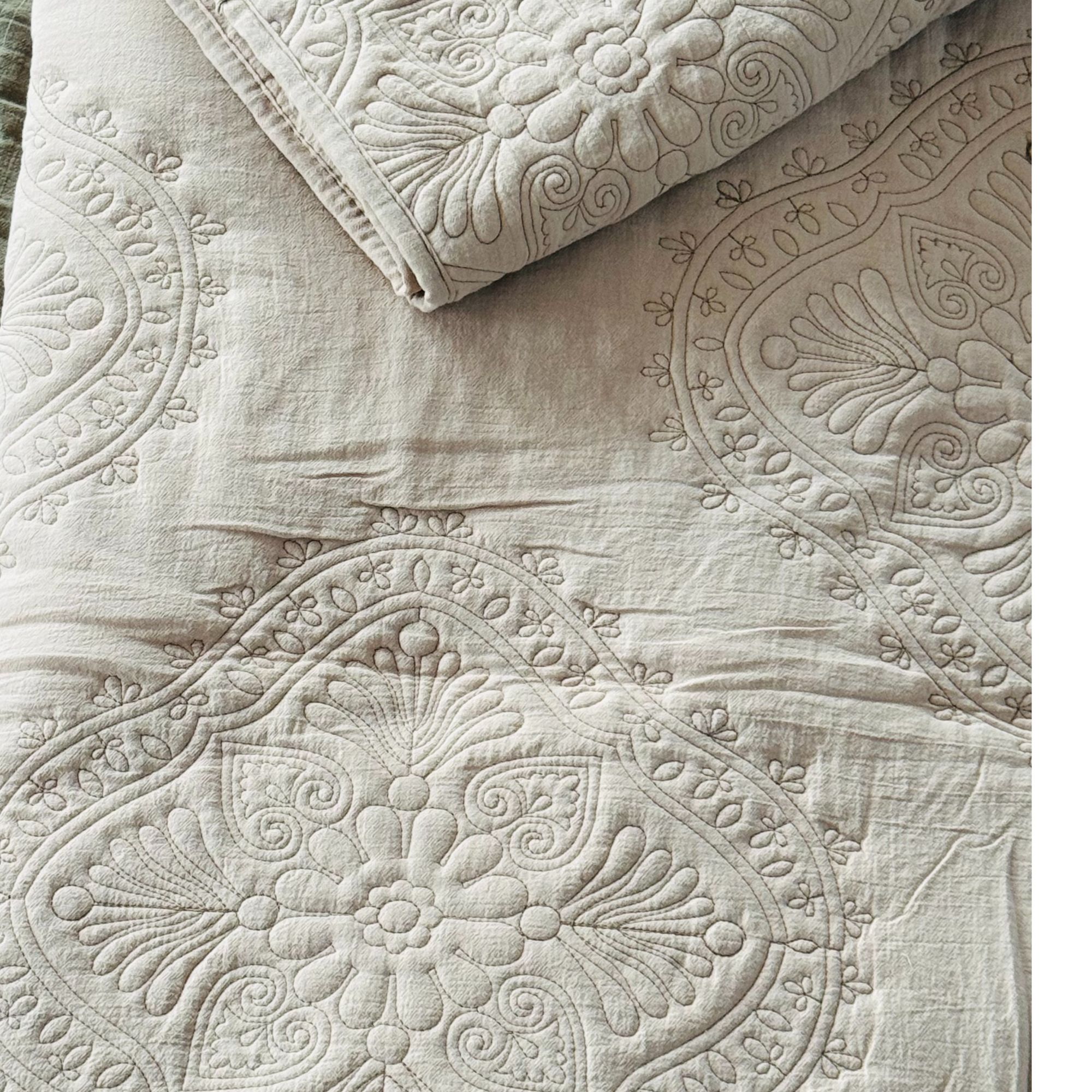 立体感浮雕花绗缝床盖空调被尺寸约170*228微瑕