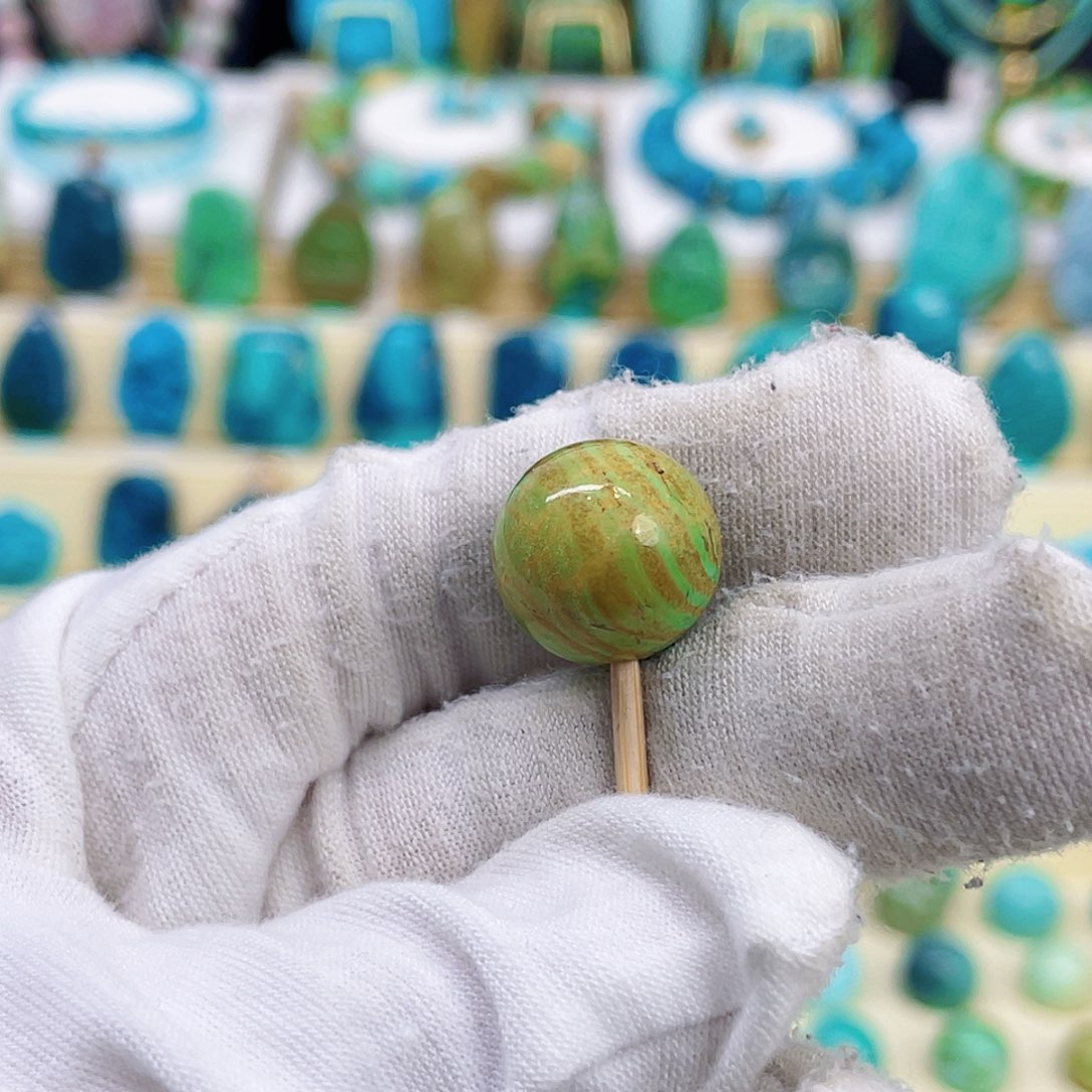 绿松石未镶嵌颈饰