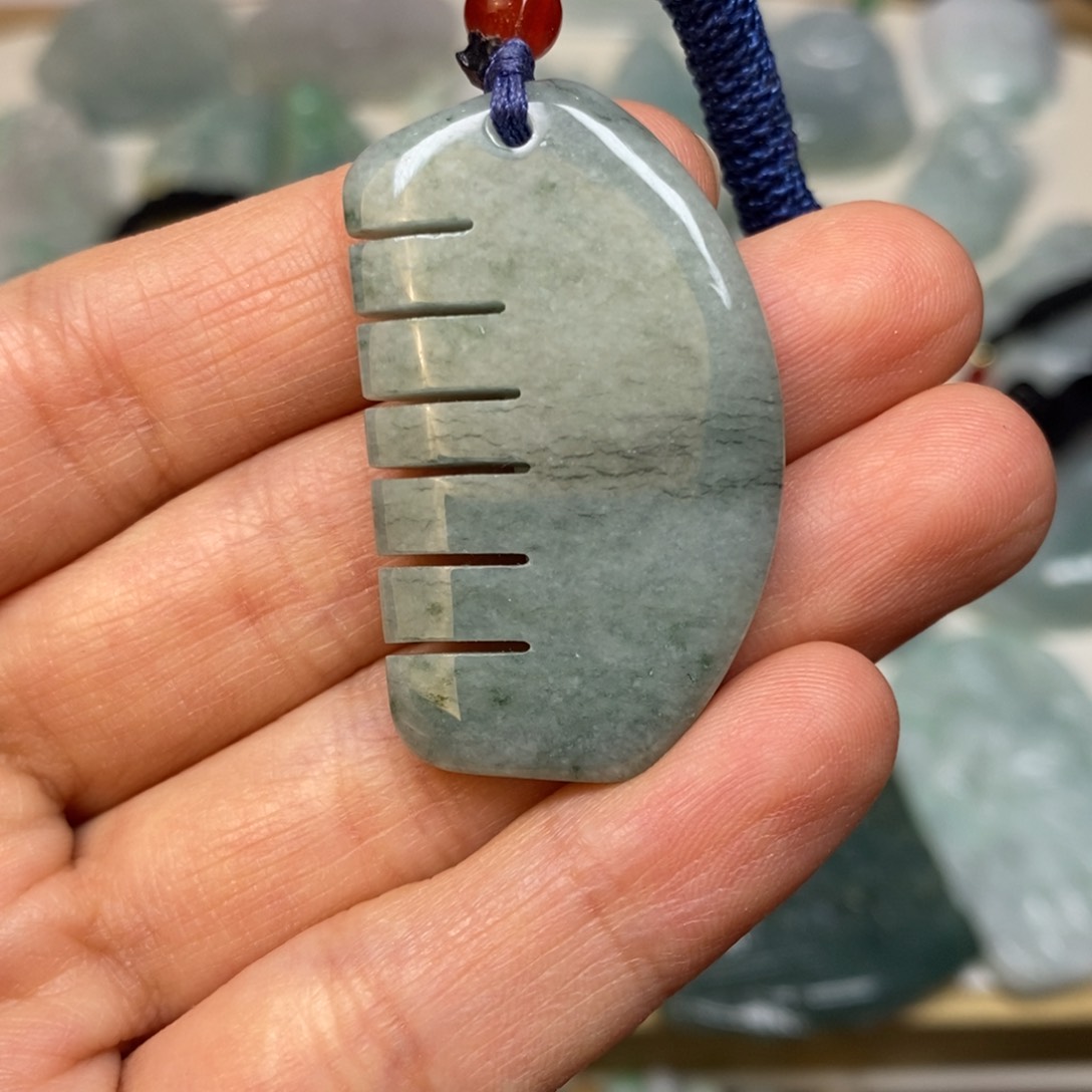 翡翠颈饰未镶嵌梳子