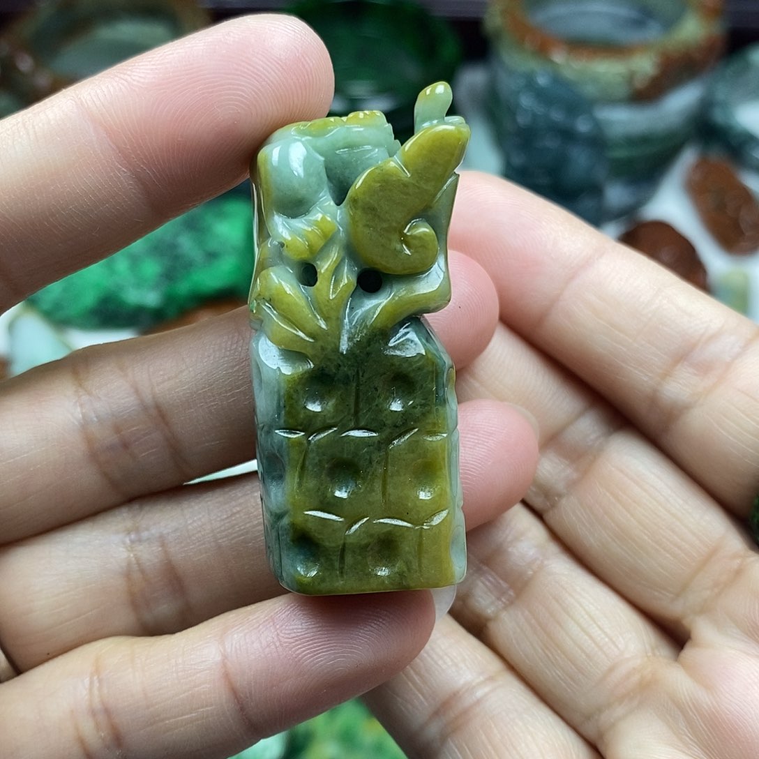 颈饰未镶嵌翡翠摆件