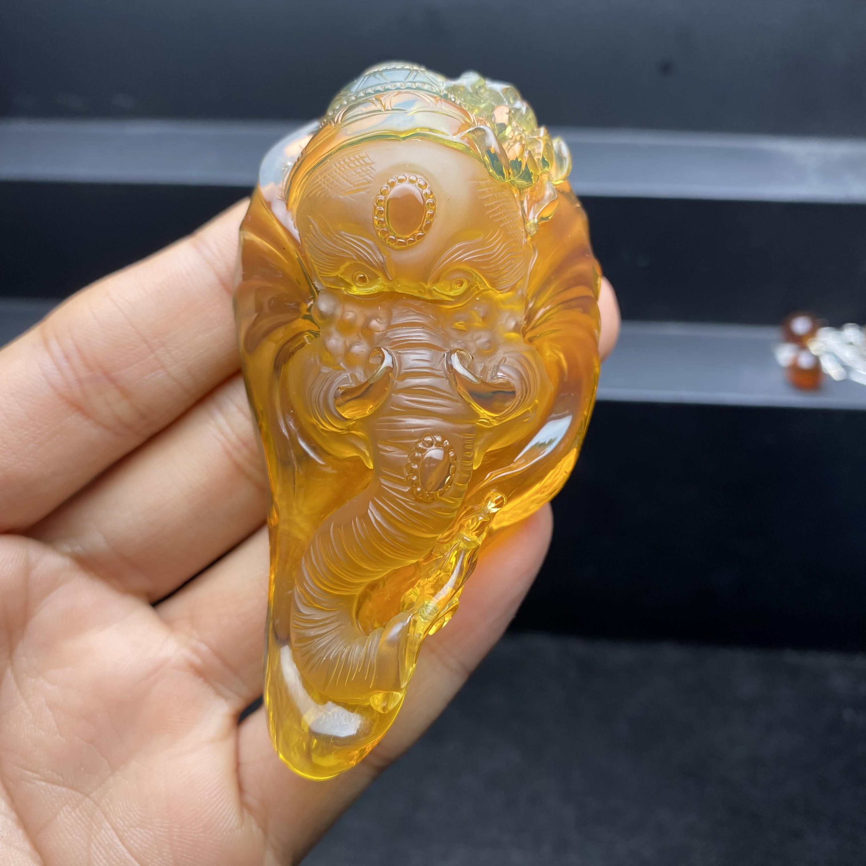 2-6天然缅甸琥珀金珀象神吊坠36.78g