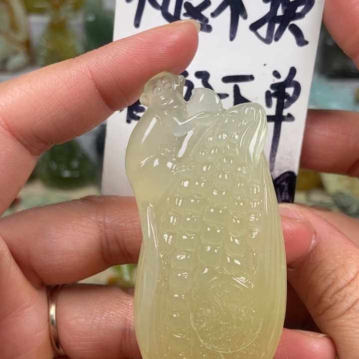 蛇纹石玉颈饰未镶嵌