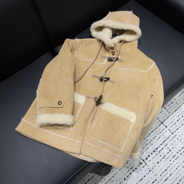 KW【麂绒暖域】南油新款牛角扣麂皮绒皮毛一体连帽毛毛外套