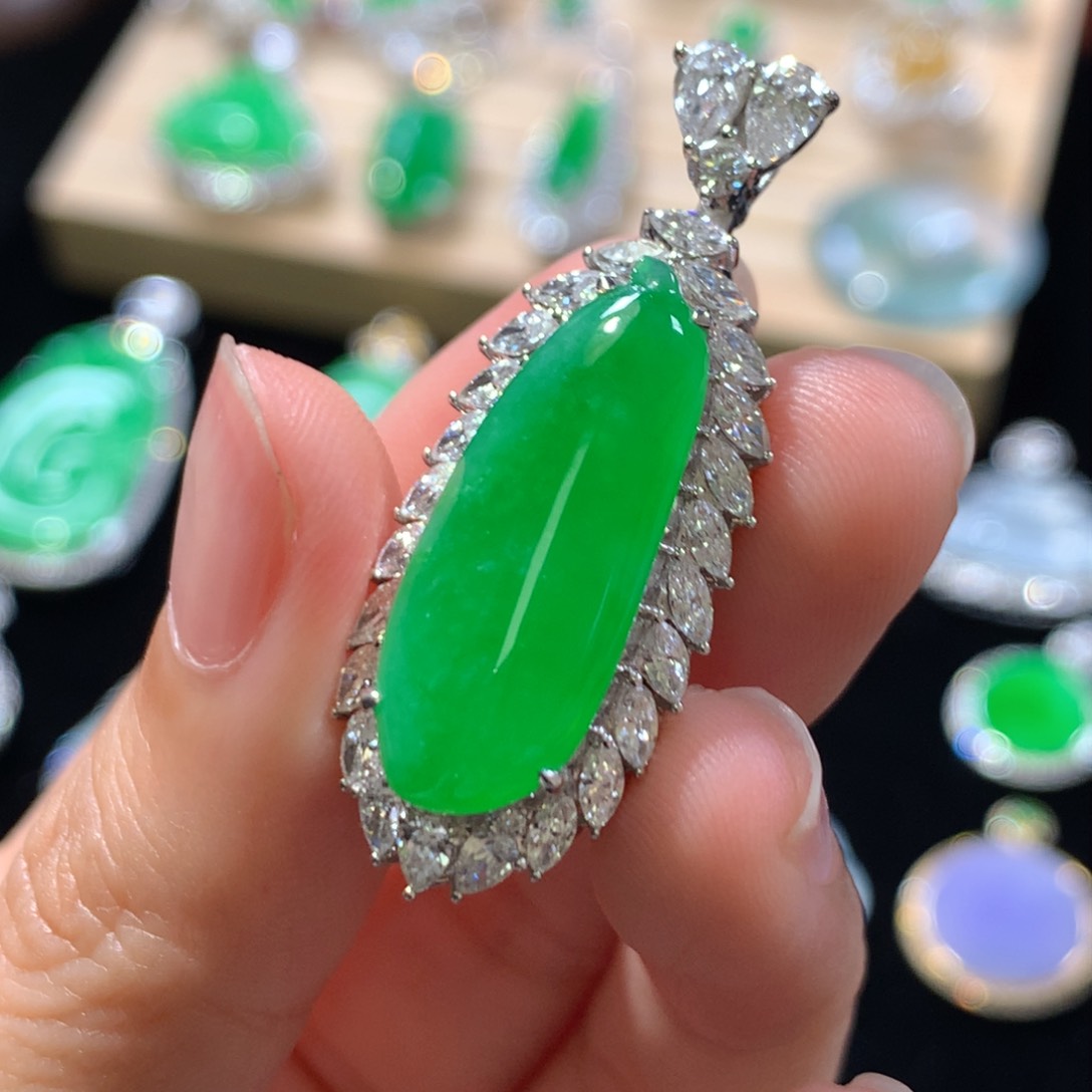 翡翠18K金镶嵌颈饰福瓜