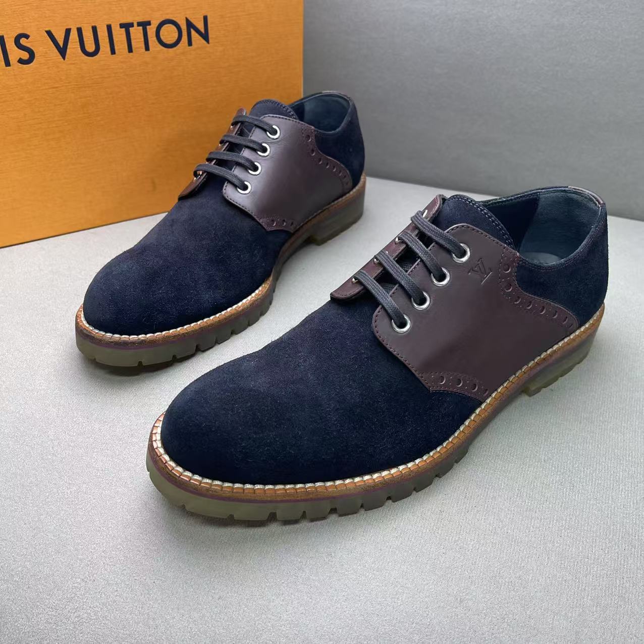 95新 LouisVuitton/路易威登 蓝色麂皮压印logo时尚休闲鞋 40码