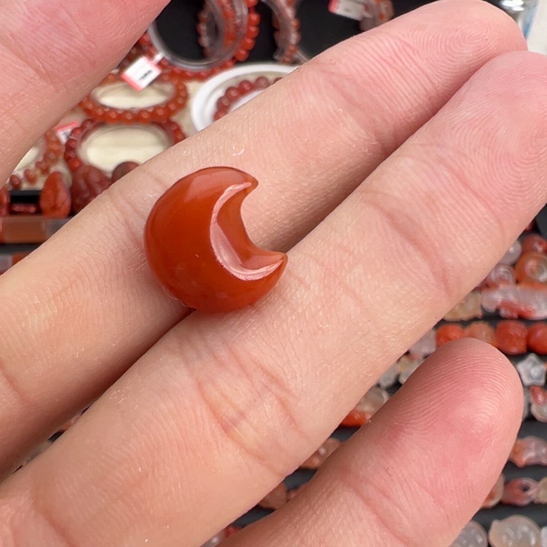 南红玛瑙未镶嵌颈饰月亮