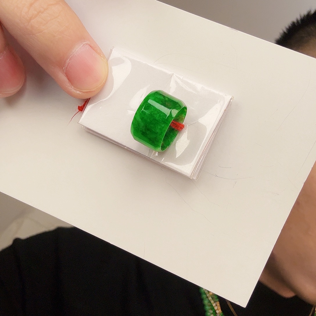 翡翠未镶嵌颈饰一件