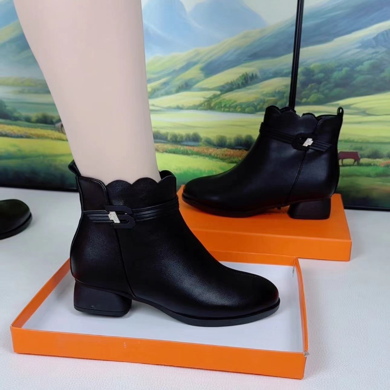 新款2公分一体软底时尚加绒女士短靴简约百搭日常工作聚会妈妈靴