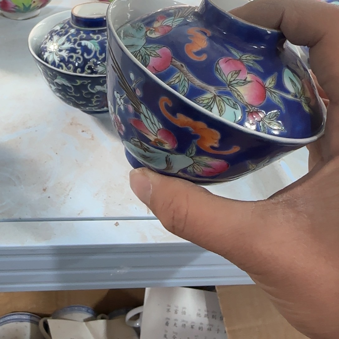 瓷片瓷器上刻了大量壁画作品以及精美