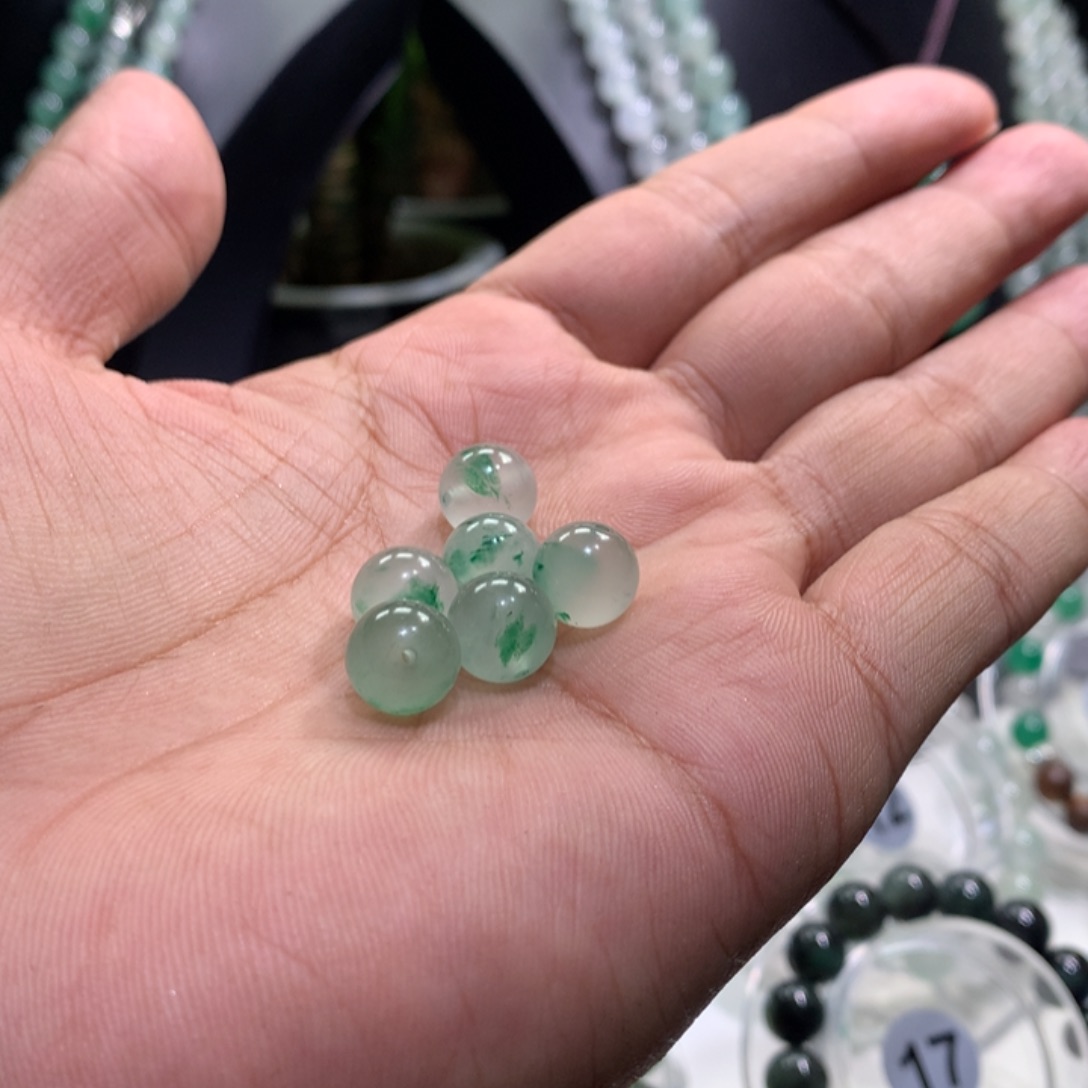 颈饰未镶嵌石英质玉