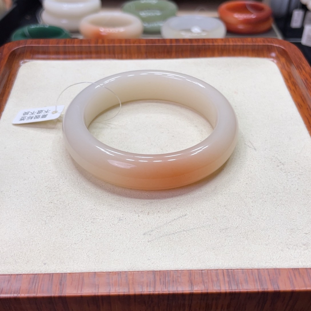 未镶嵌手镯石英岩玉小****姐