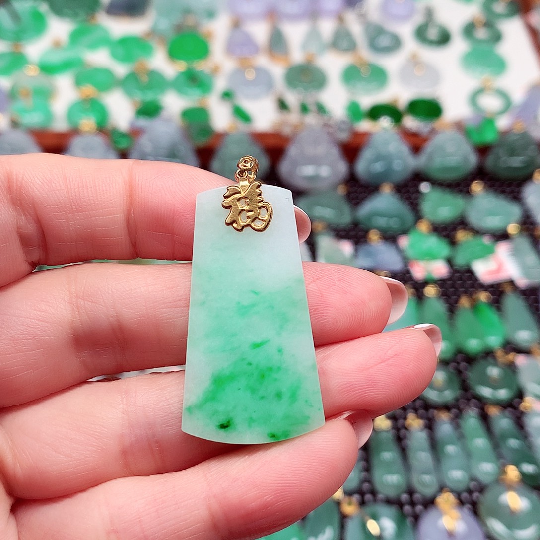 翡翠18K金镶嵌颈饰