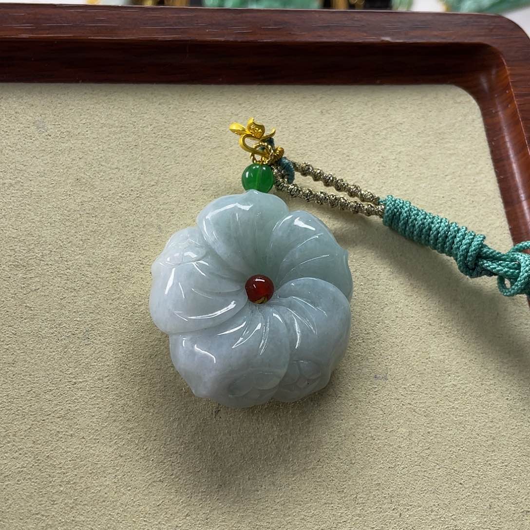 翡翠未镶嵌颈饰翡翠花朵