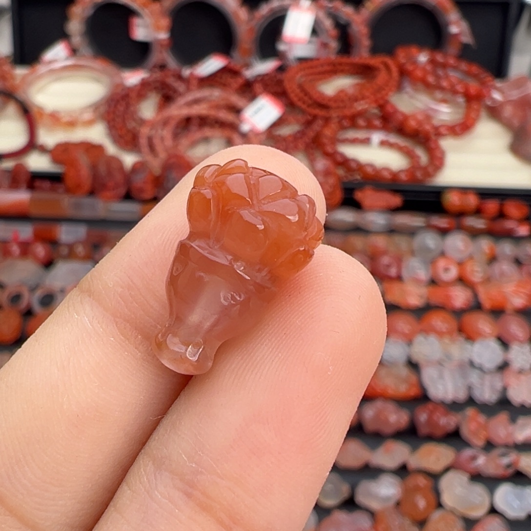 南红玛瑙未镶嵌颈饰莲花三通