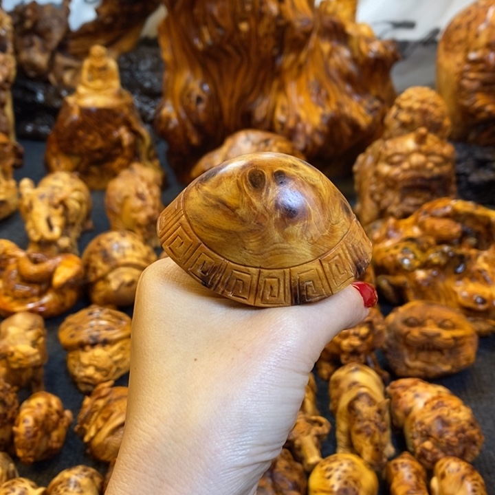 崖柏富甲天下手把件