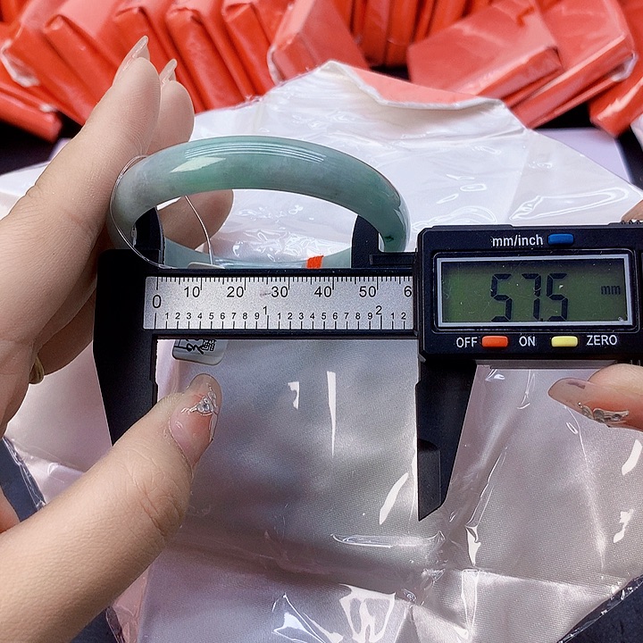 翡翠手镯未镶嵌186。   