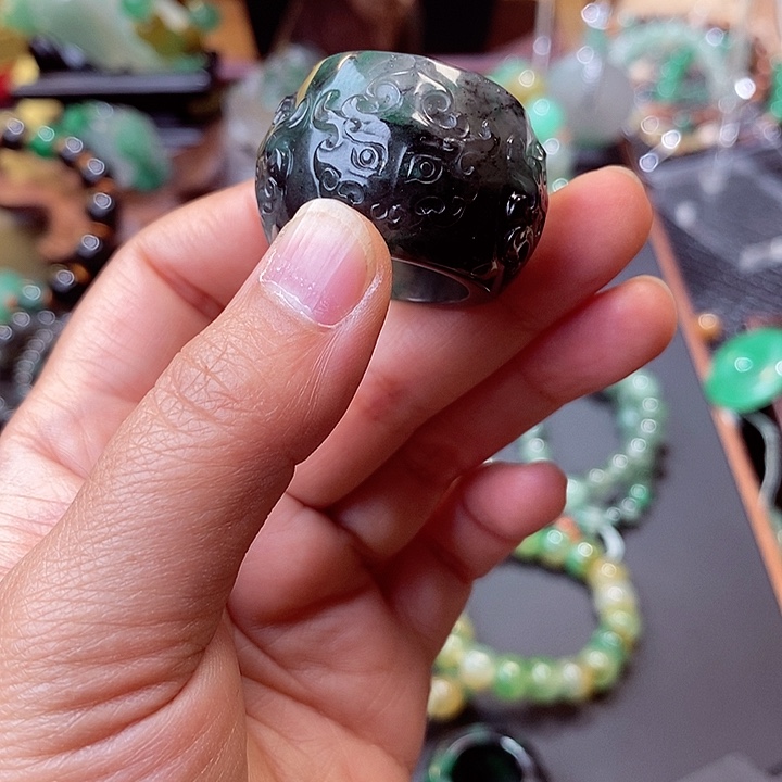 燕***妮石英质玉（非洲翠）挂件未镶嵌