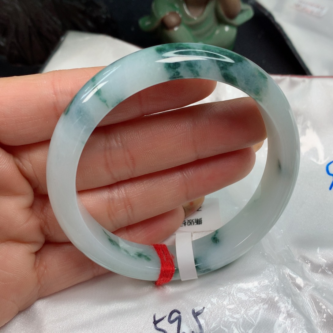 翡翠手镯未镶嵌…………
