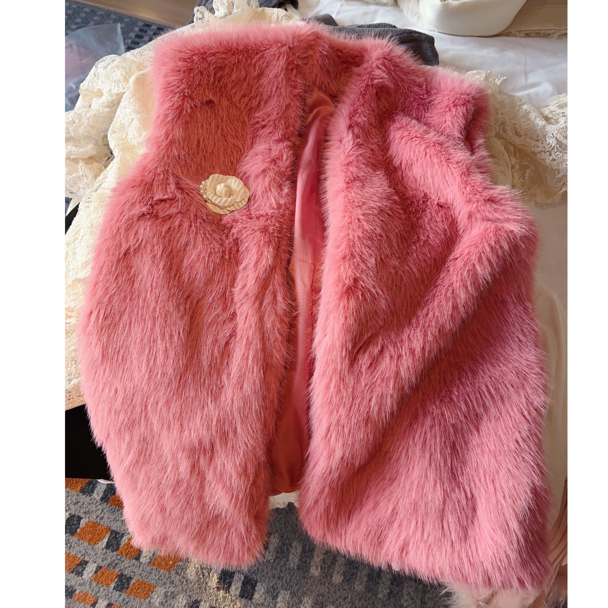 高级感年轻好看环保毛马夹女冬季爆款时尚遮肉显瘦毛球中长款马甲